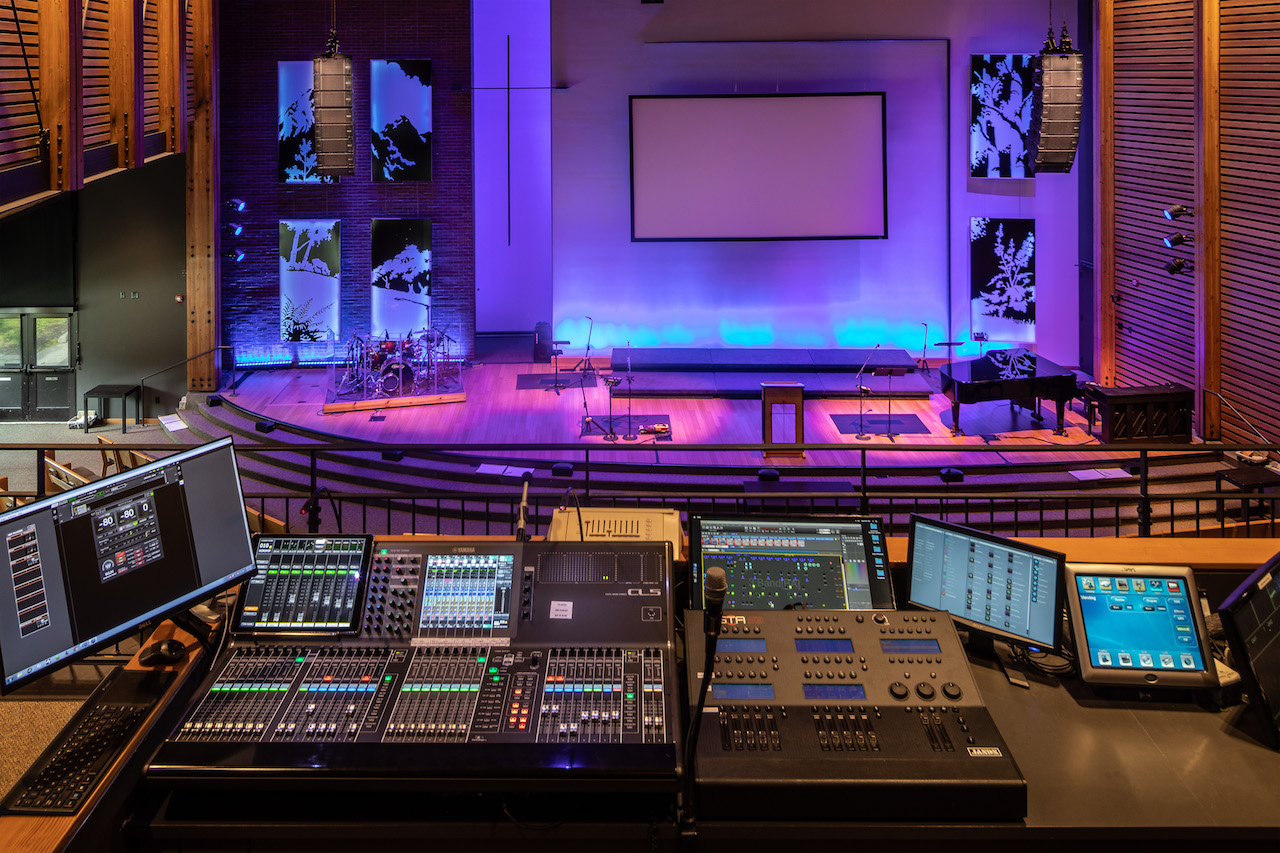 MODULAR LINE ARRAY MAKEOVER FOR SEATTLE CHURCH
